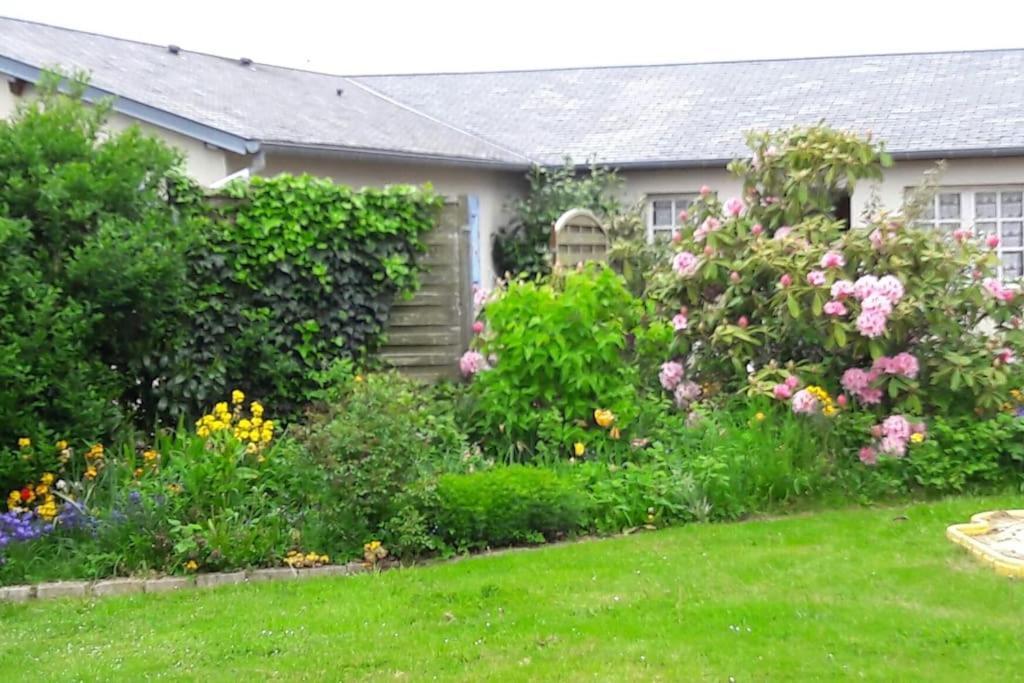 Dependance Au Calme Dans Notre Jardin Saint-Aubin-Des-Preaux Exterior foto